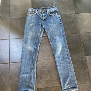 Ett par nudie jeans i modellen gritty jackson i bra skick. Storlek 30/34 