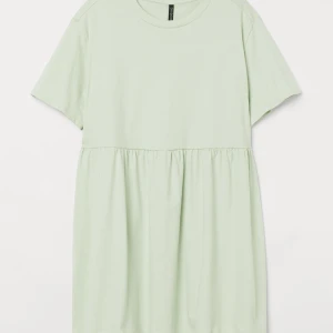 Grön klänning  - Så söt t-shirt klänning. Perfekt för varmare dagar. Säljer då den inte riktigt är min stil och inte används. Skriv för fler bilder eller frågor💕