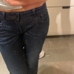 Lågmidjade jeans garcia jeans - Lågmidjade mörkblå jeans 💙Köpt på Sellpy med lapp kvar. Står ingen storlek men enligt sellpy är det M men jag skulle vilja säga att de är S. skriv om ni är intresserade eller om ni har några frågor 💕