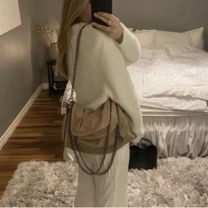 Stella McCartney liknande väska  - Så fin stella McCartney liknande väska, något smutsig under väskan men inget man tänker på alls, köparen står för frakten💕