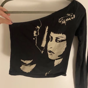 Cool topp  - Skit cool topp från Minga London som tyvärr inte används längre. Skriv för fler bilder/frågor💕