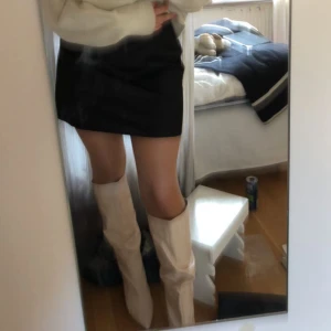 Beiga boots - Bootsen är mindre i storleken så jag gick upp ca 2 storlekar för bekvämlighet och 41 passar bra. Endast använt ett fåtal gånger!! 9 cm klack. Själva skon är 45 cm hög🎀