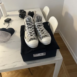 Dior b23  - Storlek 44,5 köpta i juni, var tyvärr lite små så dom har bara stått Kvitto box och dustbag medföljer  Pris kan diskuteras vid snabb affär 