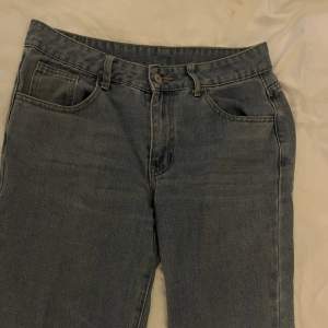 Baggy jeans låg/midrise som är klippta och passar alltså de som är 155-160🤍 (mer blåa i verkligheten än på bilden)