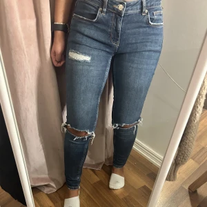 Jeans, från Gina tricot.  - Ingen defekt, lågmidjade jeans i en jättefin färg.
