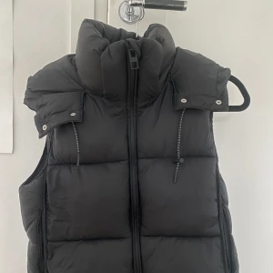 Zara väst - Väst från zara, aldrig använd. Stl xs men passar oxå s💕