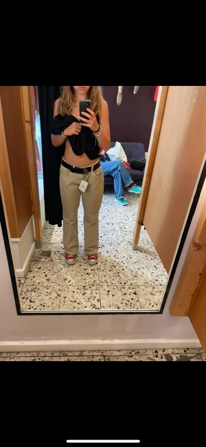 Beiga byxor med snygga fickor  - Beiga kostymbyxor med snygga fickor där bak. De är lågmidjade och bootcut.🌟 Säljer de eftersom de är förstora. Skulle gissa att de är i storlek s-m. Köpte de på en secondhandbutik i köpenhamn men de har inga tecken på användning💓Pris går att diskutera!