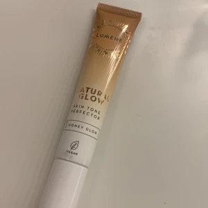  Oanvänd Lumene natural glow highlighter - Aldrig användt, säljer för jag köpte fel färg och kan inte lämna tillbaka. Men jätte bra skick och aldrig använd.