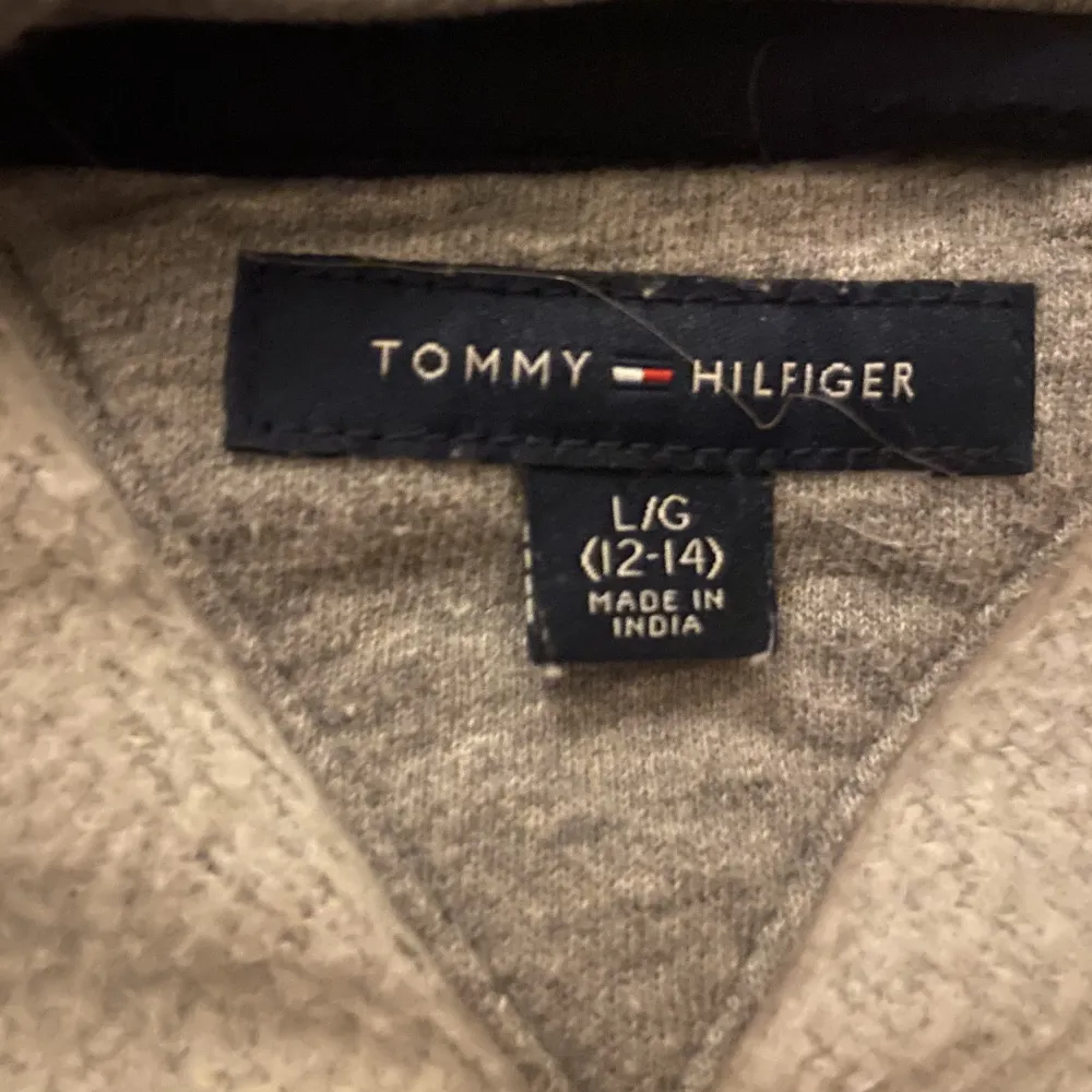 Säljer denna snygga Tommy hilfiger zip up hoodien då jag rensar min garderob, den är använd några gånger men har inga synliga defekter💕köparen står för frakt! . Hoodies.