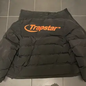 En Trapstar jacka som är köpt för 2 år sedan, har använt den ganska mycket men inte extremt mycket, den har ett litet fel men inget som syns. Storlek M