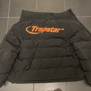 Trapstar - En Trapstar jacka som är köpt för 2 år sedan, har använt den ganska mycket men inte extremt mycket, den har ett litet fel men inget som syns. Storlek M