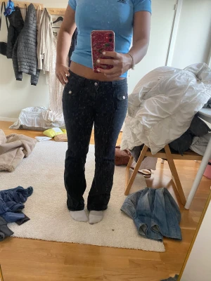 Populära jeans från h&m - De snygga jeansen från h&m med snygga fick detaljer där framme. Inte använt mer än 10 gånger. Storlek 38 ❤️❤️