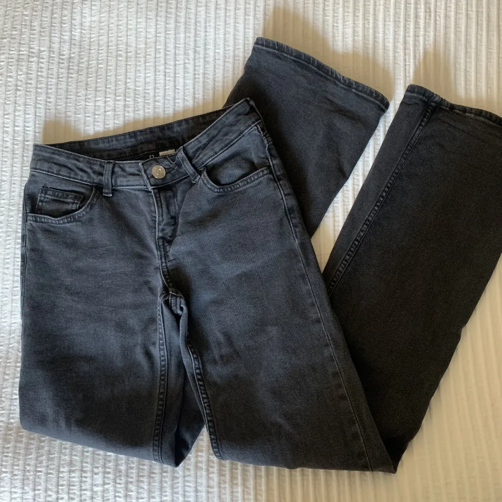 Superfina lågmidjade bootcut jeans från HM.💞 Är i strl XS men skulle säga att de passar en S också. Säljer då de inte kommer till användning i min garderob❣️ använda ett fåtal gånger och är därför i mycket bra skick❣️. Jeans & Byxor.