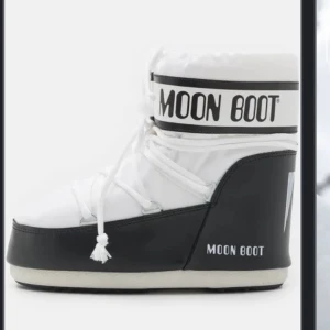 vit-svarta låga moon boots - säljer då jag inte använder dem längre, pris kan diskuteras