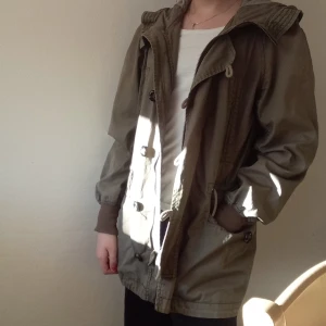 Höst jacka  - Hej säljer denna jätte fina höst militär jackan i storlek xs liknande som mina andra annonser men denna är i längre modell❤️