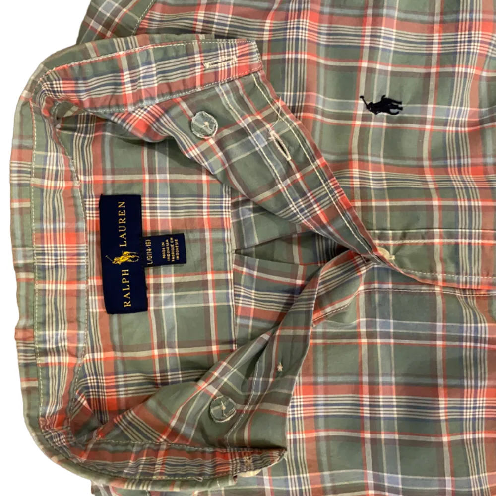 Ralph lauren skjorta som aldrig är använd och är i storlek 14-15.. Tröjor & Koftor.