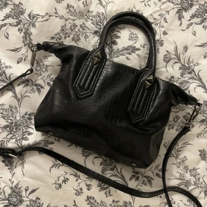 Väska från zara  - En liten väska från zara, bandet går att ta av. Samt går att knäppa på sidorna. Jätte fin väska men som inte kommer till någon användning.