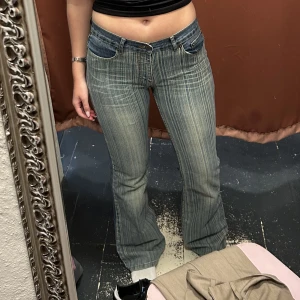 Bootcutjeans y2k  - Säljer dessa supercoola mod/low rise jeansen som jag köpte i en secondhandbutik i Köpenhamn. De är i väldigt fint skick! Jag har bara använt dem två gånger men känner att de är lite för små❤️Jag är 171cm och de är perfekt längd 