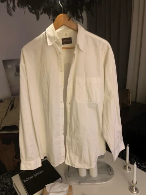 Vit Skjorta - En snygg vit skjorta i fint skick. 