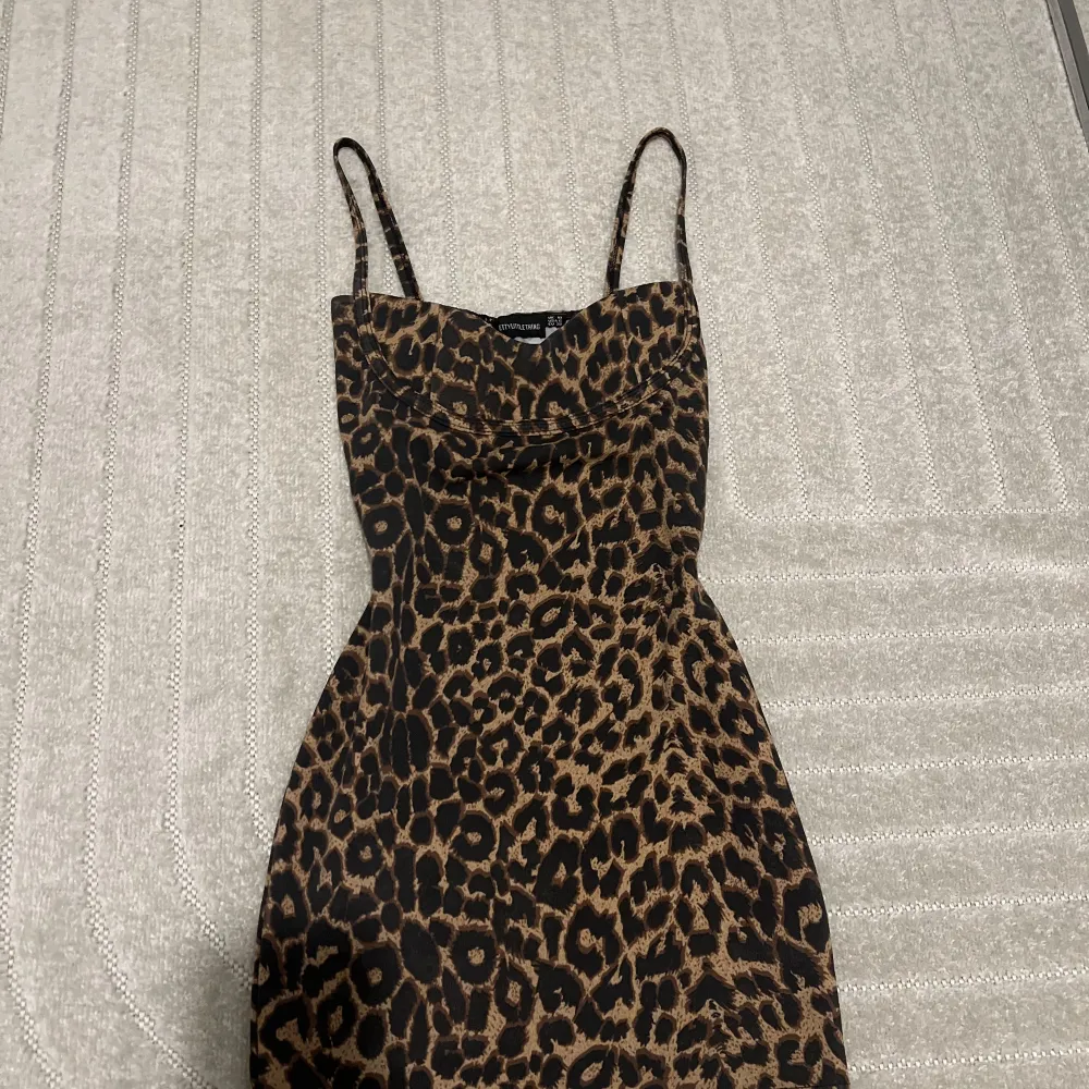 Leopard klänning, framhäver form. Klänningar.