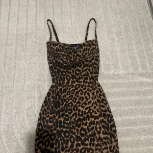 Kort klänning - Leopard klänning, framhäver form