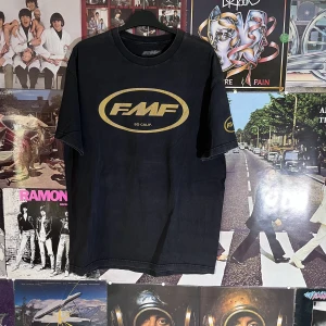 Vintage t-shirt - Otorligt snygg tröja! Tyvärr så är trycket inte i de bästa Cond men fortfarande otroligt snyggt! Dm vid mått o frågor:)