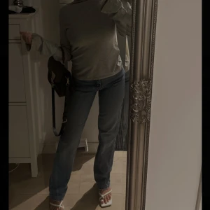 ZARA JEANS🙏🏽❗️😍 - Ett par grå blåa jeans från zara, dom är raka och sitter så bra. Älskar dom men säljer pågrund av PARA KNAS 😔😔 Nypris - 500kr 🥲  storlek - 36 