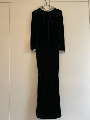 Grön sammetsklänning  - Grön klänning med broderat hals och ärmar, i superbra skick. Superfin på och bra material!  Stretchig!