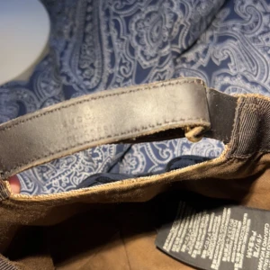 Gucci keps storlek m - Säljer en äkta Gucci keps i storlek m. Säljer en Gucci keps som är lite sliten och har några fläckar inuti. Bortsett från det så är den i bra skick. Det är storlek m (58) på den. Tänker mig 1500kr för den men priset går även att diskutera. 