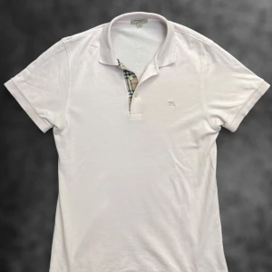 Burberry piké - En riktigt snygg burberry piké i fint skick. Herrstorlek M.   Skriv vid frågor eller funderingar🤝