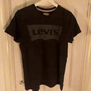 Svart Levi’s t-shirt med grått tryck. Storlek: 16 år. Fint skick!