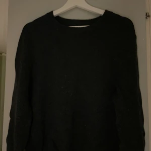 Stickad grön tröja - Sitter som vanlig L