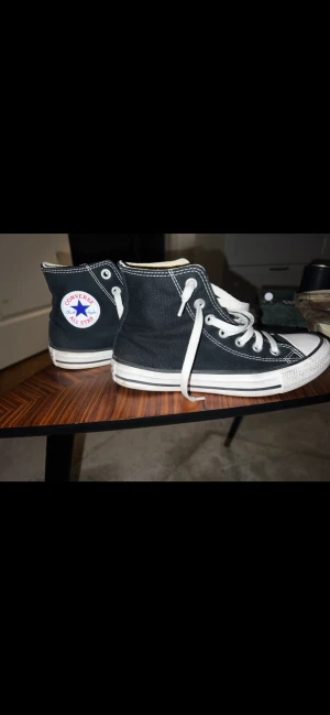 Converse svart - Äkta Converse  Använda kanske 7 gånger  Fina Storlek 38