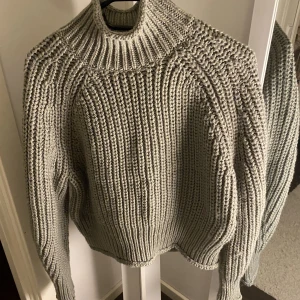 Oanvänd stickad tröja! - Oanvänd stickad tröja i khakigrön färg, aldrig använd så som ny! Storlek M dam