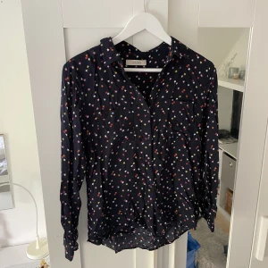 Blus/ skjorta - Säljer denna fina stjärnmönstrade blus/skjorta⭐️💙Väldigt skönt material och fin modell!