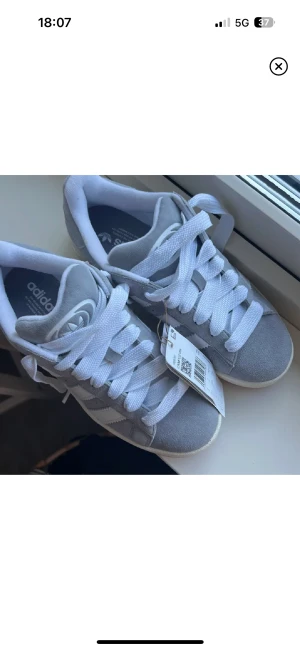 Adidas campus 00 -  , oanvända med lapp kvar, säljer då de va lite för stora. 