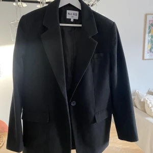 Blazer - Blazer från Moa Matssons kollektion med NAKD.  Stl 36, använd fåtal gånger då den är för lite för mig.  Ordinarie pris 799:- 🩷