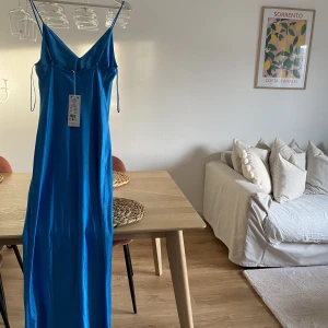 Satinklänning - Klänning från Ginatricot 🌟 Stl 36, aldrig använd. Ordinarie pris 499:- 🩷