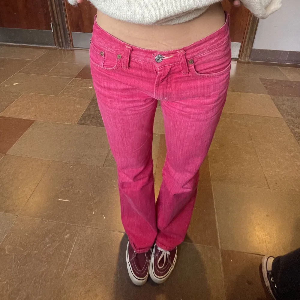 ❌❌Intressekoll❌❌ As balla rosa jeans från replay!! Säljer endast vid bra bud då jag gillar jeansen supermycket men inte finner så stor användning för dem💗. Jeans & Byxor.