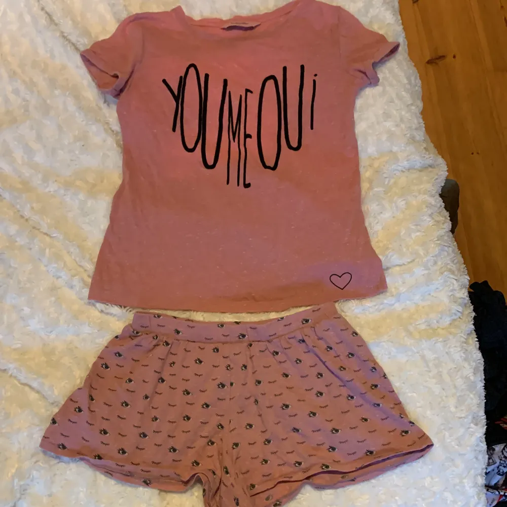 Pyjamas-set från Hunkemöller. T-shirts.