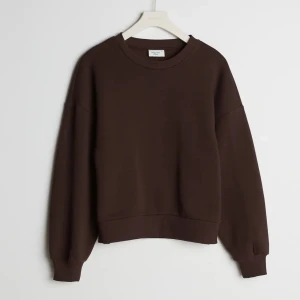 Sweatshirt - Använt få antal gången så den är i väldigt bra skick. Passar även storlek S beroende på hur man vill att den ska sitta. 