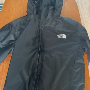 The north face windbreaker - Svart north face windbreaker jacka. Om behövs mer bilder bara säg till.