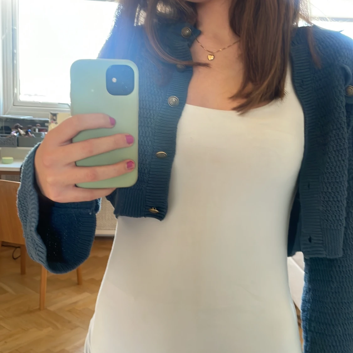 Kort blå kofta med gulddetaljer