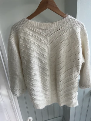 Stickad tröja  - En vit jättemjuk stickad tröja med supersnygg design🤍
