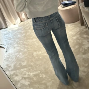 Blå low waist jeans  - Från bondelid