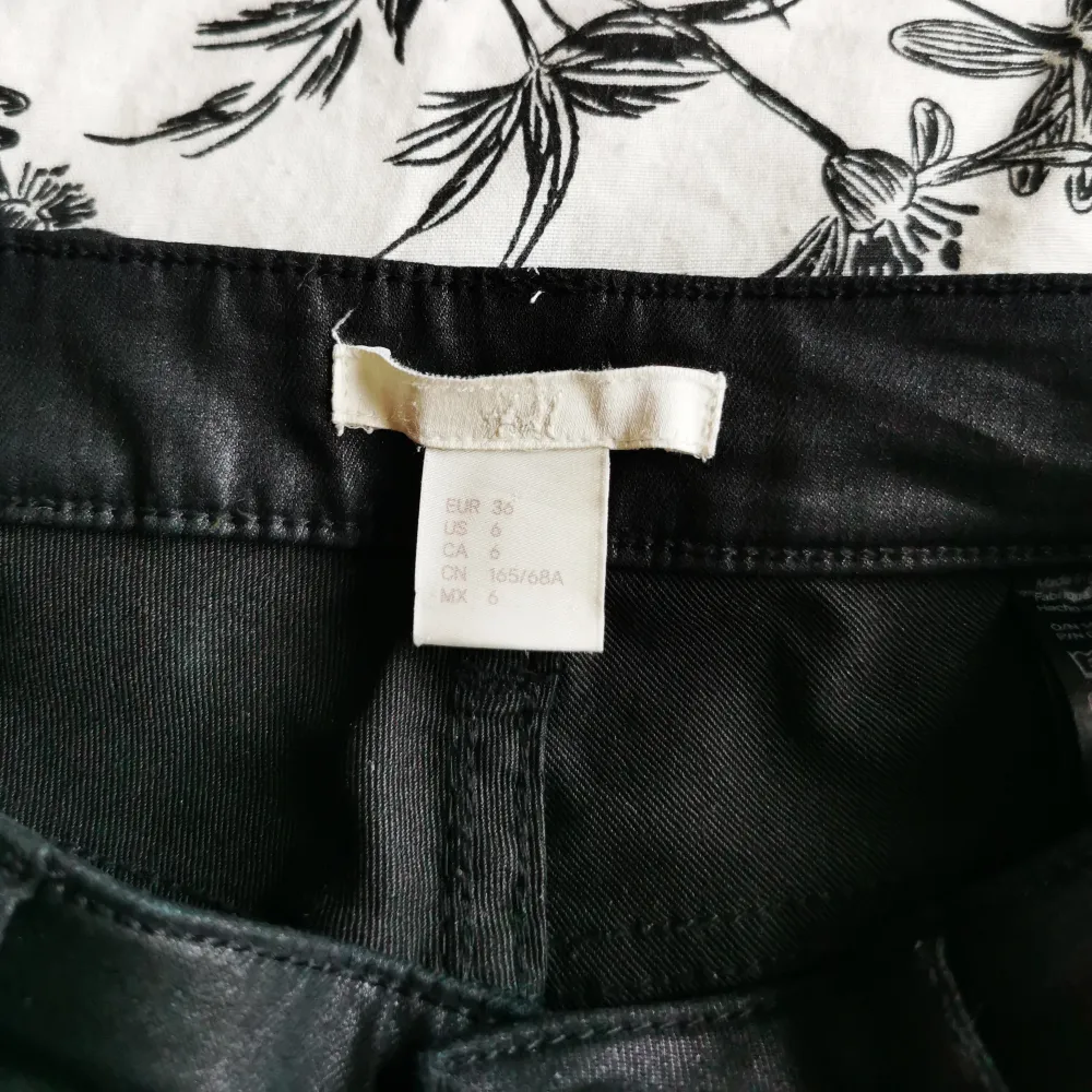 Black gummed jeans from H&M size 36. Like new . Jeans & Byxor.