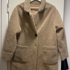 Zara teddy-jacka - Dubbelsidig jacka (2 jackor i 1) I teddymsterial och mockaimitation  från Zaras barnavdelning (strl 164). Passar mig som är 167 cm och vanligtvis bär en strl S/M.