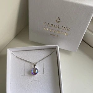 Caroline Svedbom halsband  - Jättegulligt halsband från Caroline Svedbom som jag fick i present. Säljer då jag har två liknande. Hittar inte på hemsidan så vet tyvärr inte vad färgen heter❤️