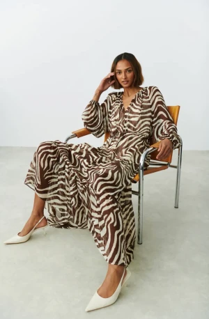 Långklänning  - Superfin och användbar klänning från Ginatricot. Köpt i sommras och endast använd en gång. Köpt för 500 kr, säljer för 300 kr🤎