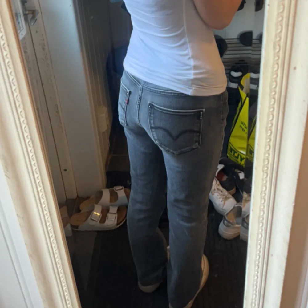 Skit fina straight lågmidjade Levis jeans. Vintage så är lite unika. lappen är borta så vet ej riktigt vilken storlek men passar perfekt till någon som är runt 160 och midjemåttet tvärs över är 38cm❤️. Jeans & Byxor.